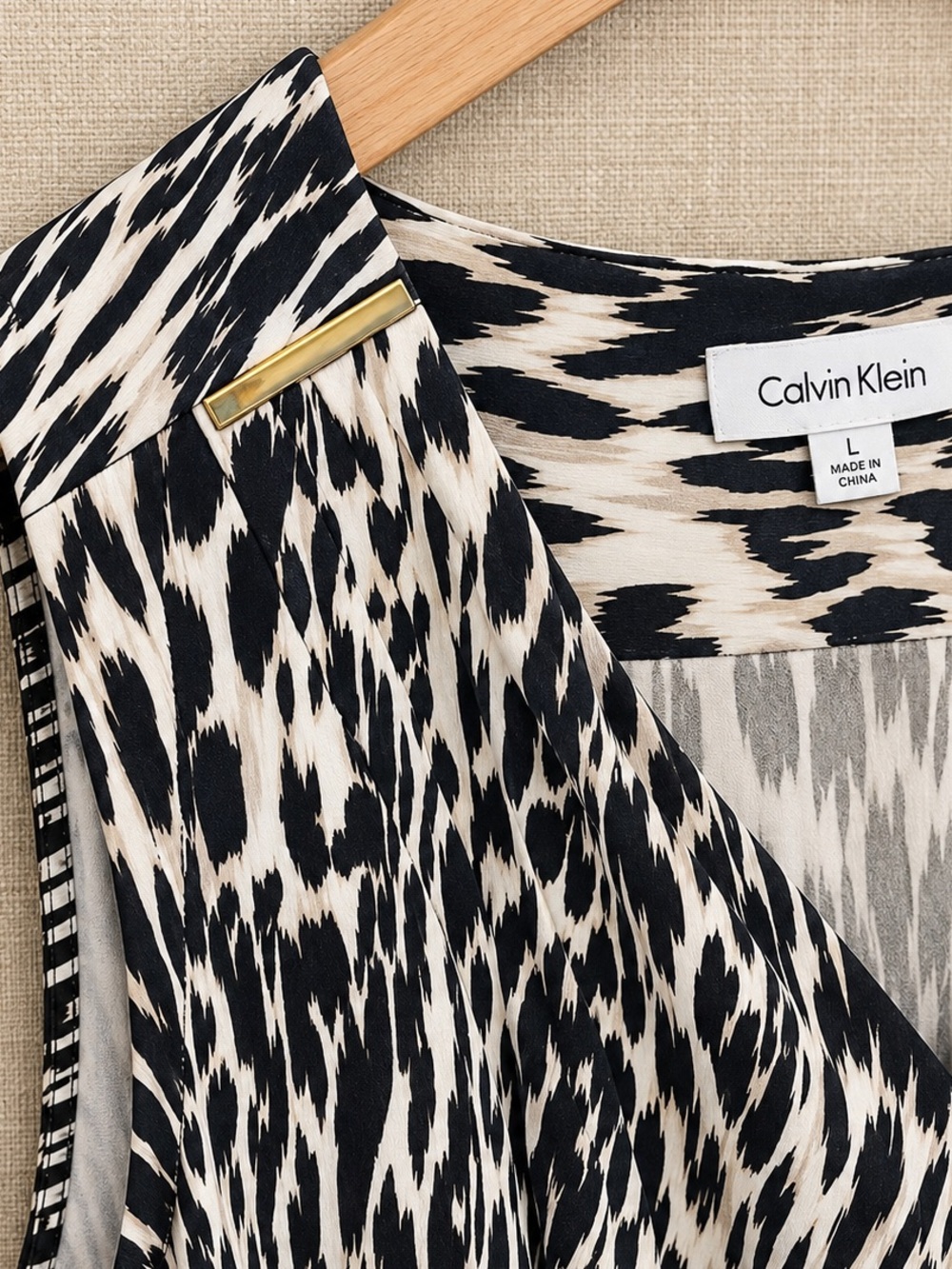 Calvin Klein L Abstract Animal Print Draped V-Neck Sleeveless Top - Picture 5 of 5